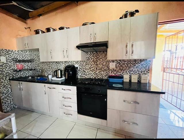 7 BEDROOM HOUSE FOR SALE IN OLIEVENHOUTBOSCH